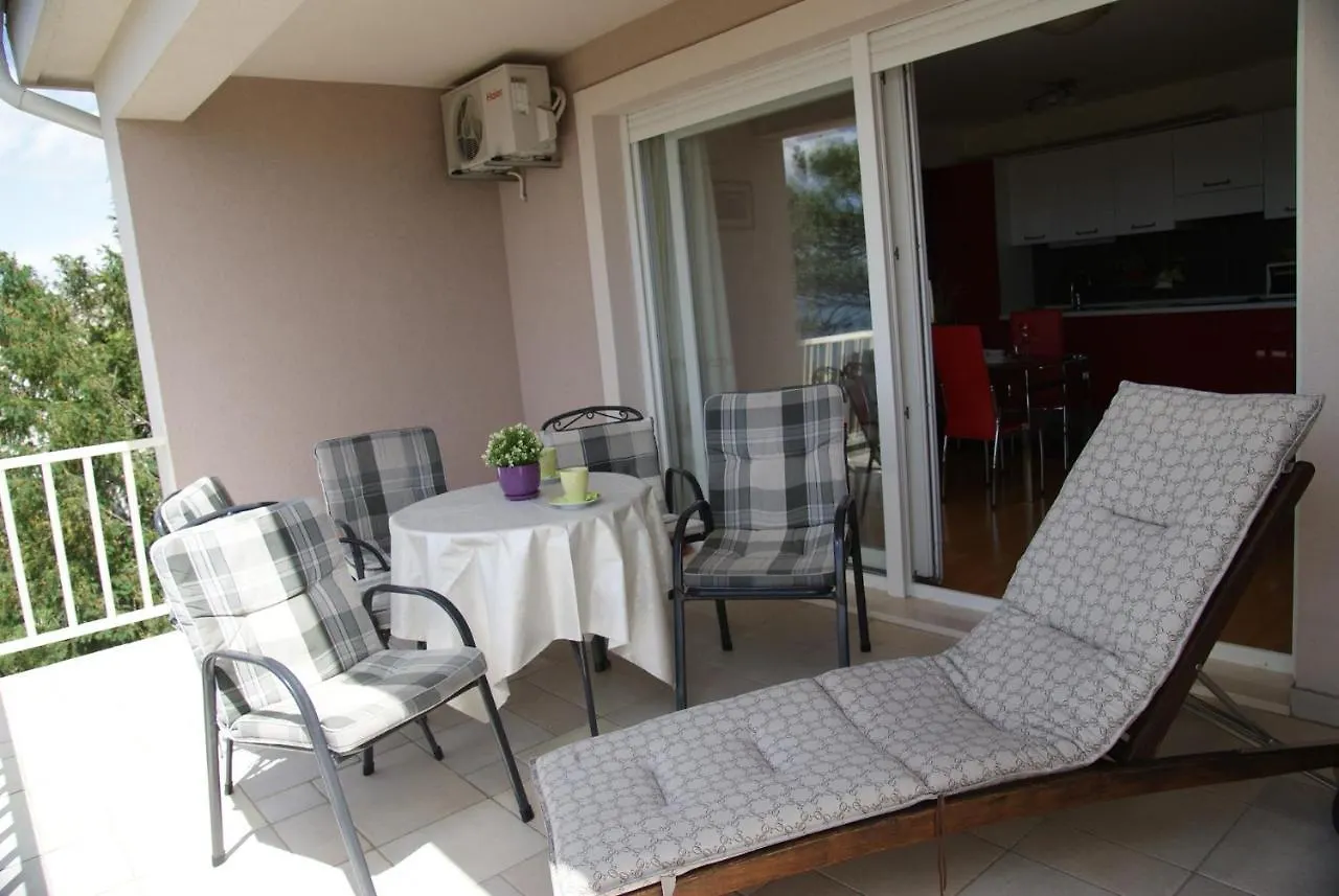 Apartment In Selce 13937