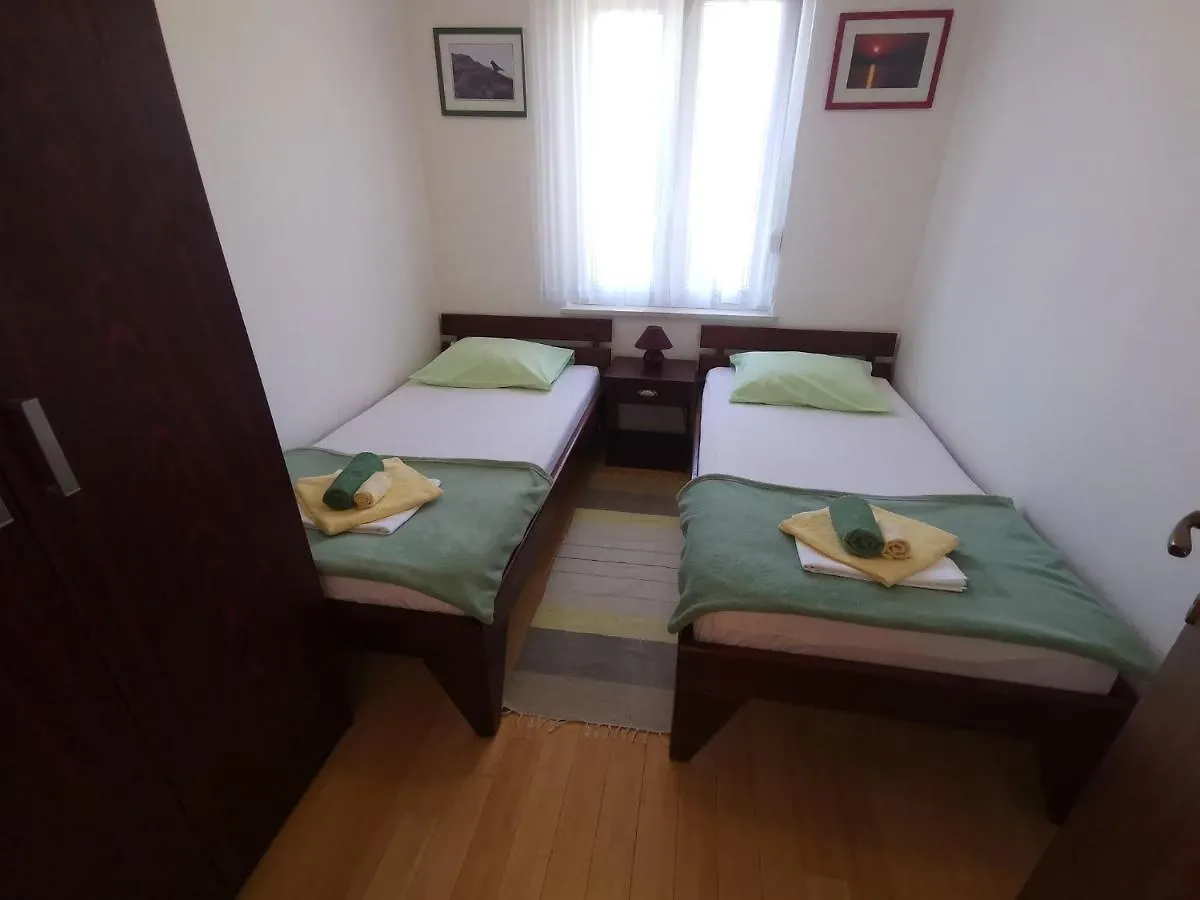 Apartment In Selce 13937