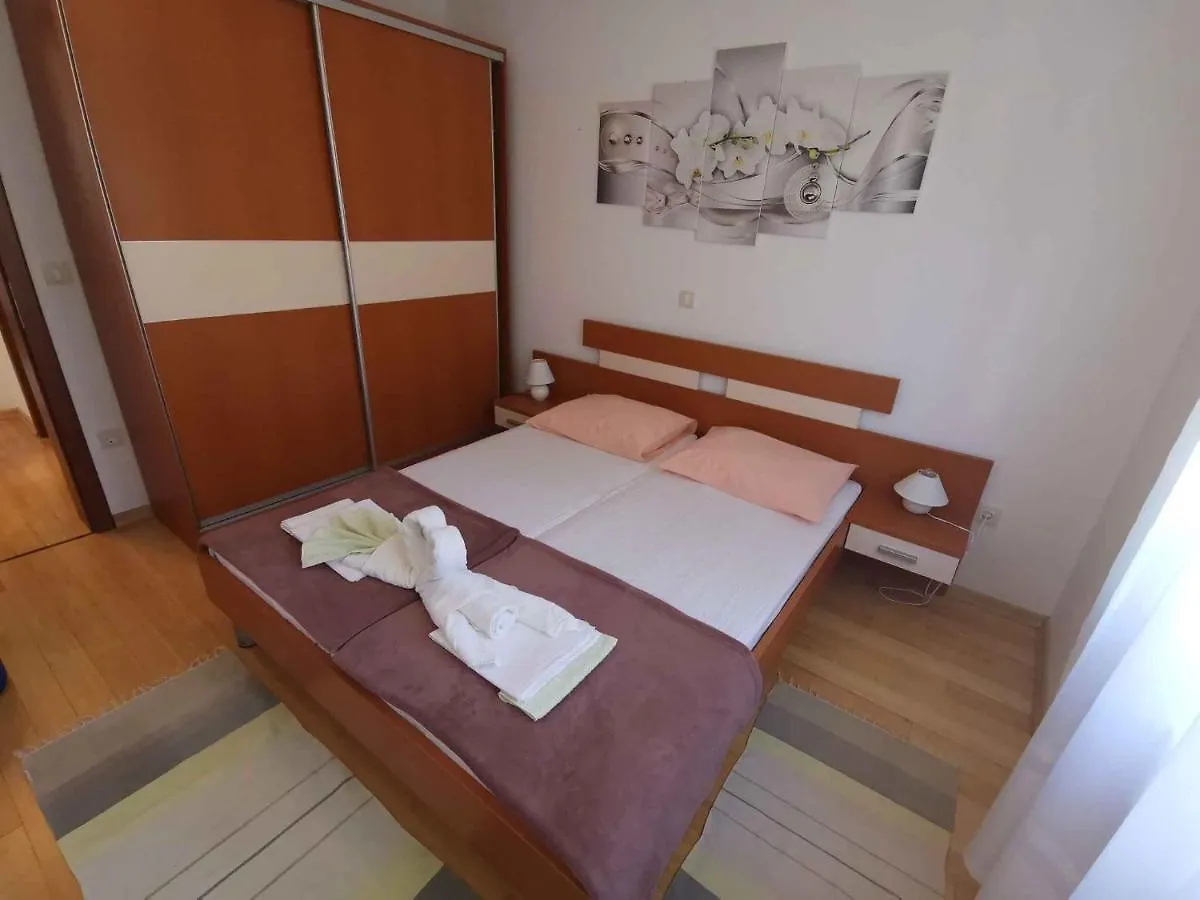 Apartment In Selce 13937
