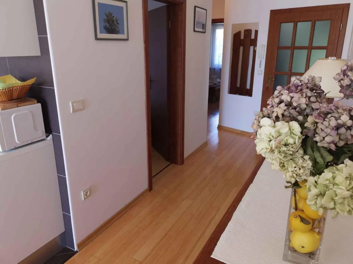 Apartment In Selce 13937 0*,